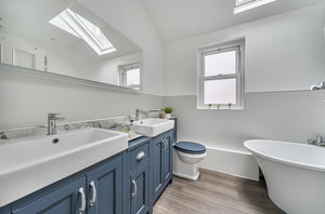 Family bathroom angle 2- click for photo gallery